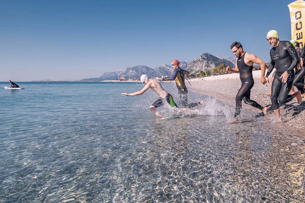 2023年4月30日 トルコ アンタルヤ 海水浴競技会で始まる選手とアマチュア男性 — ストック写真