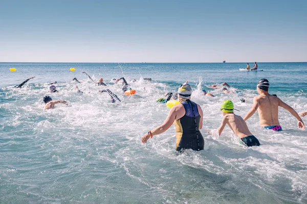 2023年4月30日 トルコ アンタルヤ 海水浴競技会で始まる選手とアマチュア男性 — ストック写真