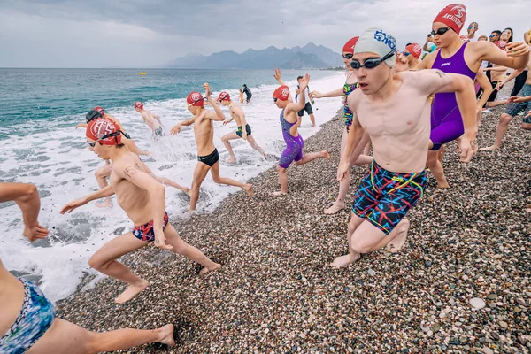 5月28 2023 アンタルヤ トルコ オープンウォーター海水泳大会で始まる子供と10代 — ストック写真