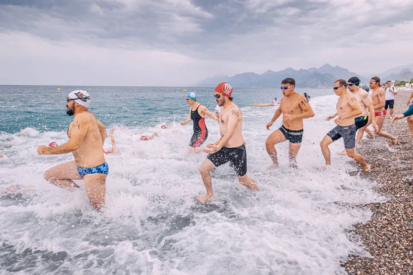 2023年5月28日 トルコ アンタルヤ 選手やアマチュア男性は オープンウォーター海水泳大会で開始 — ストック写真