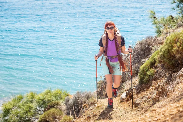 Menina Caminhante Ruiva Feliz Com Postes Trekking Andando Pelo Caminho — Fotografia de Stock