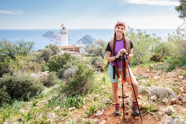 Chica Senderista Pelirroja Feliz Con Bastones Trekking Mochila Caminando Por — Foto de Stock