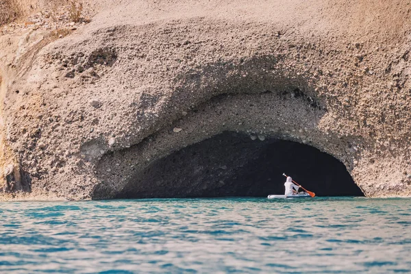 Grupo Sup Boarders Entra Una Enorme Cueva Piedra Caliza Costa — Foto de Stock