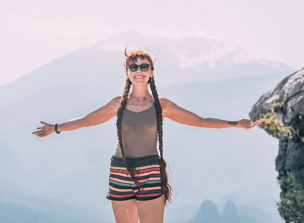 Šťastný Cestovatel Dívka Stojí Vrcholu Kopce Výhledem Tahtali Mount Turecku — Stock fotografie