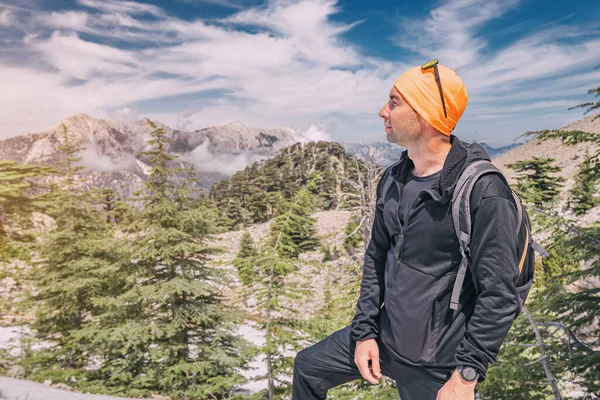 Ένας Άντρας Πεζοπόρος Ορειβάτης Θαυμάζει Θέα Των Χιονισμένων Βουνών Της — Φωτογραφία Αρχείου