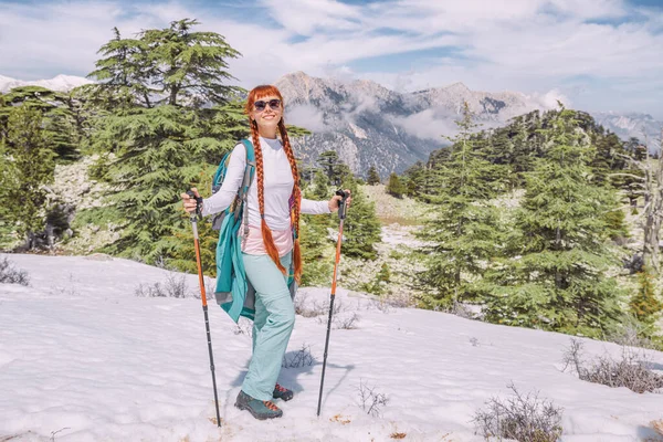 Mujer Excursionista Escalador Admira Vista Las Montañas Nevadas Primavera Camino — Foto de Stock