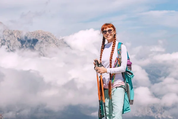 Mulher Caminhante Alpinista Admira Vista Das Montanhas Nebulosas Enevoadas Primavera — Fotografia de Stock