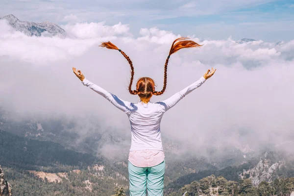 Женщина Турист Альпинист Восхищается Видом Туманные Туманные Весенние Горы Ликийском — стоковое фото
