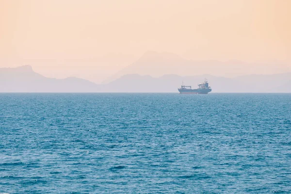 Frachtschiff Der Ferne Eines Riesigen Meeres — Stockfoto