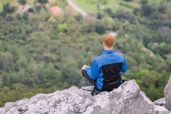 Nilüfer Yogasında Meditasyon Yapan Bir Adam Dağ Uçurumunun Tepesinde Durup — Stok fotoğraf