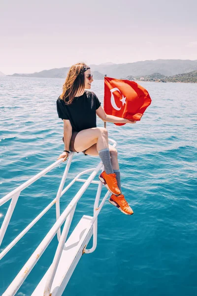 Счастливая Красивая Девушка Роскошной Яхте Турецким Флагом — стоковое фото