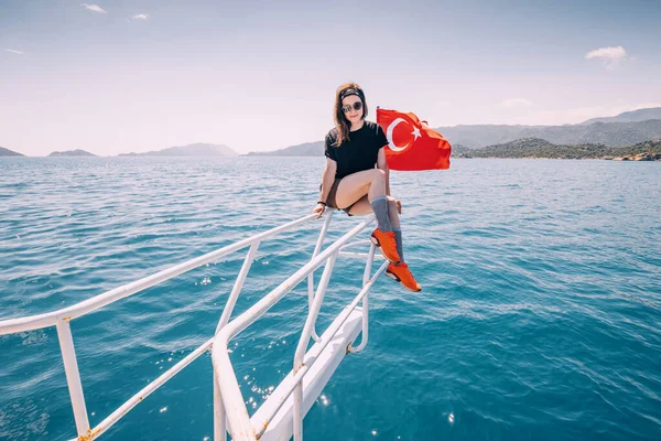 Menina Feliz Beleza Iate Luxo Com Bandeira Turca — Fotografia de Stock