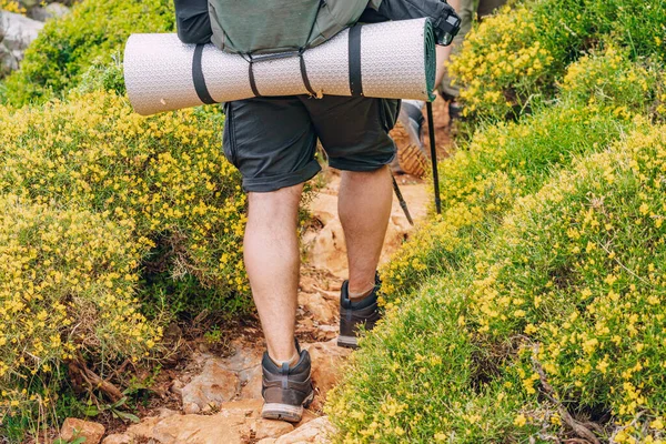 Primer Plano Caminante Masculino Botas Trekking Con Una Gran Mochila — Foto de Stock