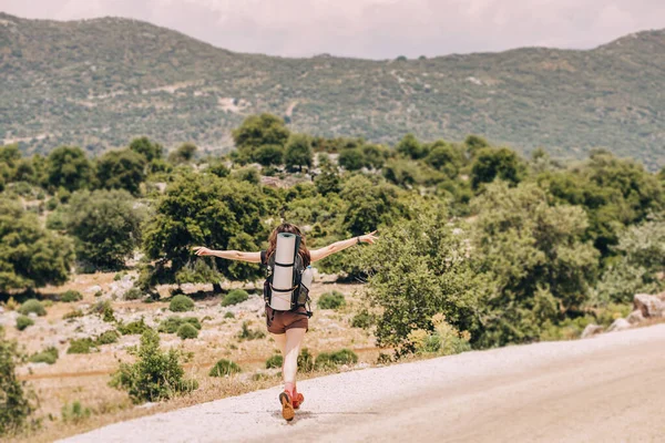 Mutlu Otostopçu Kız Türkiye Lycian Yolu Yakınlarındaki Manzaralı Bir Dağ — Stok fotoğraf