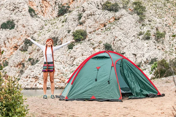 Gadis Bahagia Berdiri Dekat Tenda Berkemah Berkuda Pantai Liar Selama — Stok Foto