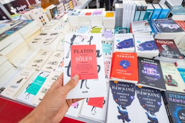 28 Ekim 2022: Antalya, Türkiye: Türkçe kitap fuarı ve festivali halkı. Edebiyat satışı ve eğitim kavramı