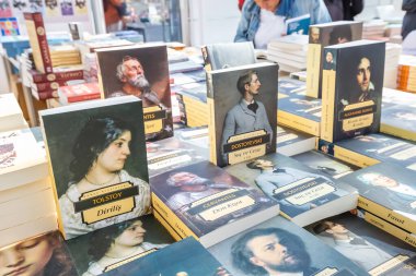 28 Ekim 2022: Antalya, Türkiye: Türkçe kitap fuarı ve festivali halkı. Edebiyat satışı ve eğitim kavramı