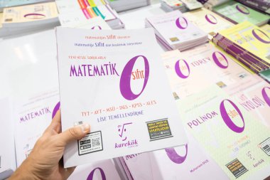 28 Ekim 2022: Antalya, Türkiye: Mağazada Türk okulu matematik ders kitapları