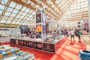 28 Ekim 2022: Antalya, Türkiye: Türkçe kitap fuarı ve festivali halkı. Edebiyat satışı ve eğitim kavramı