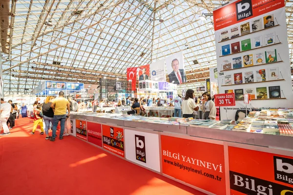 28 Ekim 2022: Antalya, Türkiye: Türkçe kitap fuarı ve festivali halkı. Edebiyat satışı ve eğitim kavramı