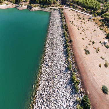 Rezervuar göletinin hava manzarası. Güzel, mavimsi yeşil su. Su rezervleri, ekoloji ve hidroelektrik santralleri