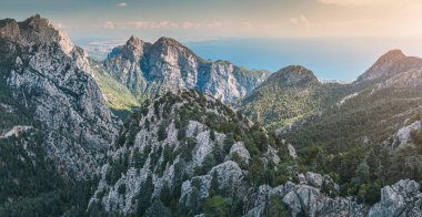 Uzaktaki görkemli dağların ve denizin panoramik hava manzarası