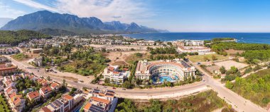 Muhteşem bir havadan çekim yapılan oteldeki son rahatlama eşsiz çatısı ve yüzme havuzu olan sakin bir köy tatil köyü..