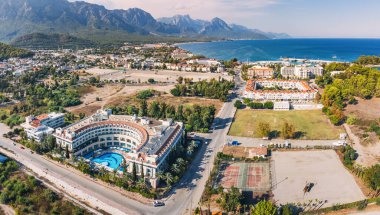 Türkiye 'nin pitoresk köy beldesi Kemer, baştan çıkarıcı bir yüzme havuzu ve yukarıdan çarpıcı bir panoramik manzarayla övünüyor
