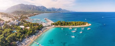 Kemer tatil köyünün özü, Türkiye 'nin kıyı cazibesi nefes kesici hava görüntümüzle manzarasını ve canlı mavi sularını gözler önüne seriyor..