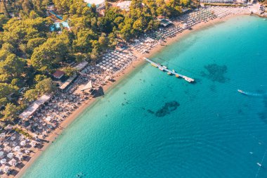 Antalya şehrindeki havadan kumsal manzarası. Türk Rivierası ve yaz tatilleri