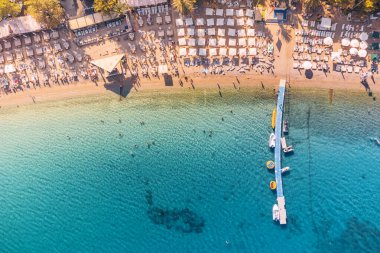 Antalya şehrindeki havadan kumsal manzarası. Türk Rivierası ve yaz tatilleri
