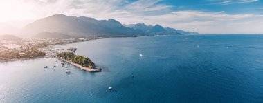Kemer tatil köyünün özü, Türkiye 'nin kıyı cazibesi nefes kesici hava görüntümüzle manzarasını ve canlı mavi sularını gözler önüne seriyor..