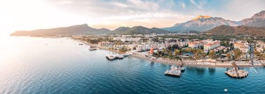 Türkiye 'nin Kemer kentinin nefes kesici hava manzarası otellerin, el değmemiş deniz plajlarının ve görkemli dağların çarpıcı manzarasını sergiliyor.