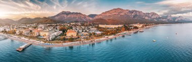 Kemer 'in yeni bir bakış açısıyla nefes kesici bir hava manzarası ile güzelliği, manzaralı dağ manzarası arasına yerleşmiş otellerin çarpıcı bir manzarasını sergiliyor..