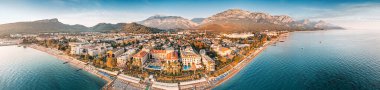 Büyüleyici bir görüntüyle büyüleyici bir görsel yolculuğa çık, Kemer 'in otellerinin panoramik manzarasını sergiliyorsun, ahenkli bir şekilde deniz plajı ve büyüleyici dağlar arasına yerleşmiş..