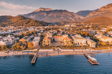 Gökyüzü manzaralı bir cennet dilimi keşfedin, Kemer 'de mükemmel bir rahatlama ve doğa harikası karışımı yakalayın, oteller, sakin bir deniz plajı, ve görkemli dağlar..