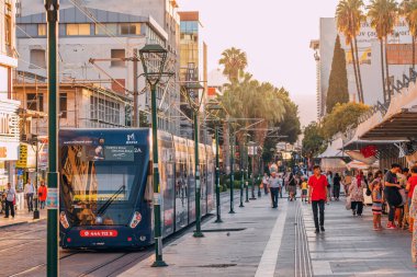 25 Eylül 2022, Antalya, Türkiye: Modern Antray Tramvayı ve yürüyen insanlar. Büyük şehirlerde modern Eko taşımacılığı