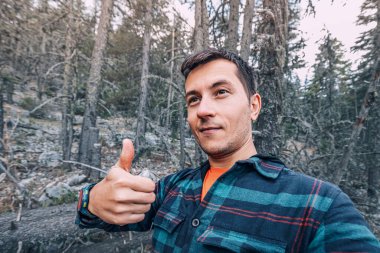 Sırt çantalı mutlu yürüyüşçü, İspanya ya da Andorra 'daki Pyrenees GR11 yolunda selfie çekiyor.