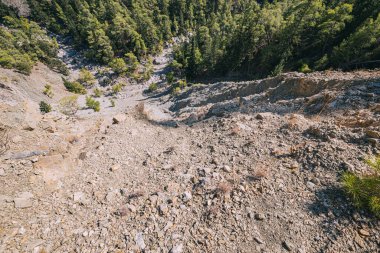 Doğal bir parkta tortul kaya ve mineral tabakası.