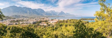 Kemer 'in otellerinin panoramik manzarası güzel bir deniz sahili ile hayranlık uyandıran dağlar arasında harmonik bir şekilde yerleşmiş. Seyahat eğlenceleri ve Türk Rivierası