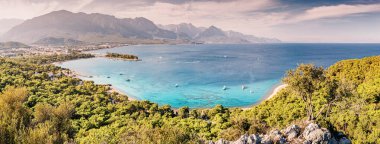 Kemer 'in otellerinin panoramik manzarası güzel bir deniz sahili ile hayranlık uyandıran dağlar arasında harmonik bir şekilde yerleşmiş. Seyahat eğlenceleri ve Türk Rivierası