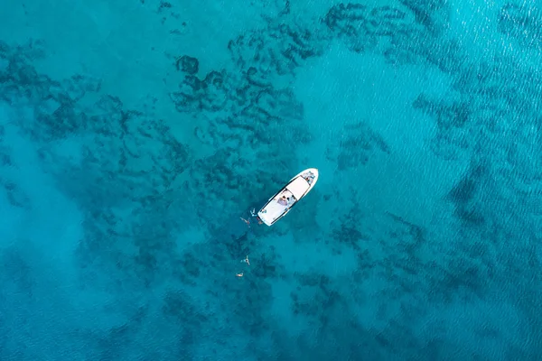 Aerial View Yacht Boat Vacationers Majestic Blue Sea Patterns Bottom — Stock Photo, Image