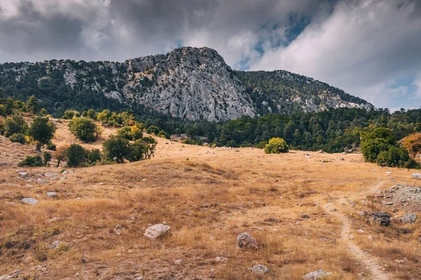 Bir Taurus dağının panoramik manzarası. Türkiye 'de bir Lycian Yolu manzarası