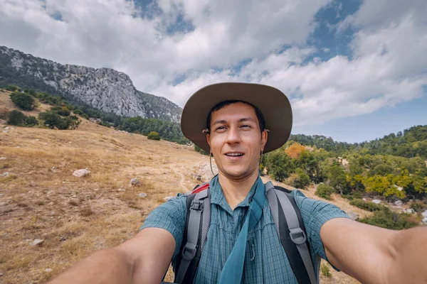 Mutlu Gezgin Doğa Bilimci Bir Lycian Arka Planına Karşı Ormanda — Stok fotoğraf