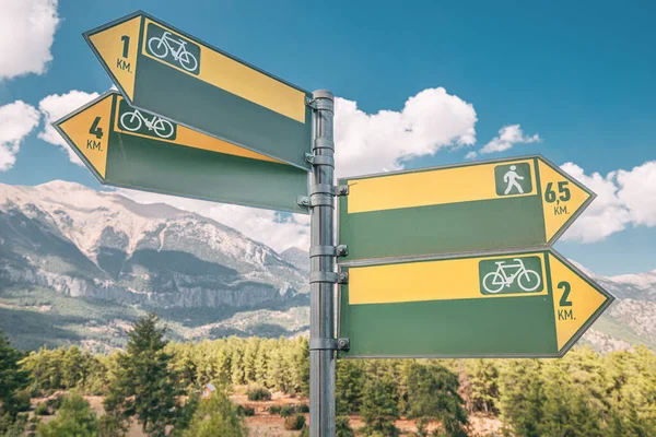 Wegweiser Auf Einem Wander Und Radwanderweg Den Alpen — Stockfoto