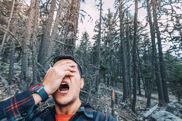 Yoğun Bir Ormanda Kaybolan Yalnız Bir Erkek Turist Panik Atak — Stok fotoğraf