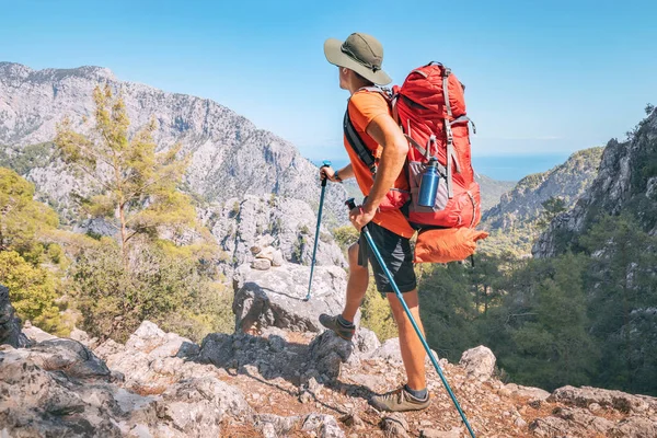 Gelukkige Wandelaar Man Met Trekking Rugzak Wandelstokken Een Rotsachtige Klif — Stockfoto