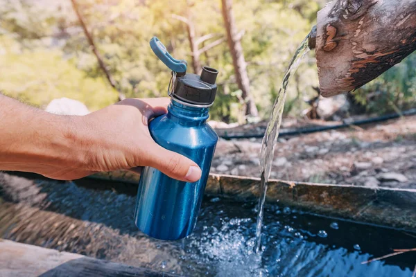 露营或远足时从泉水中倒水 干净的水可能被污染 对健康有害 — 图库照片