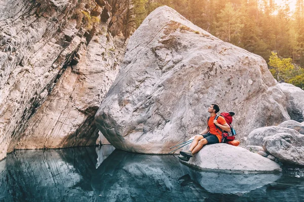 Pria Pejalan Kaki Dengan Ransel Berjalan Kaki Jalan Setapak Pegunungan — Stok Foto