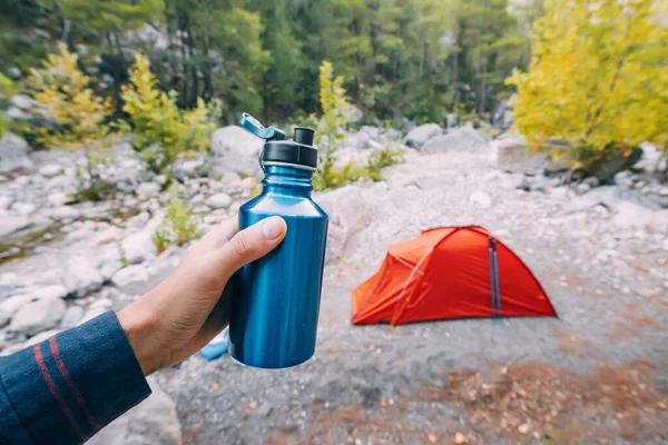 Fles Kolf Met Water Hand Tegen Campingtent Het Bos — Stockfoto